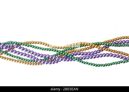 Drei Farben mardi Gras Perlen zur Dekoration isoliert ob weißer Hintergrund Stockfoto