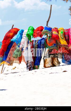 Bunte Textilien am Strand Stockfoto