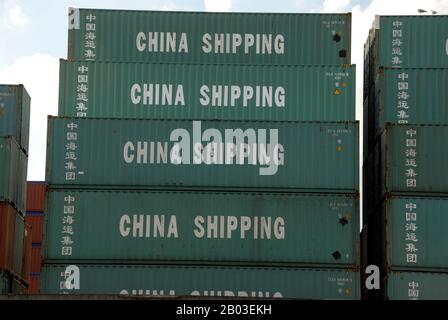 Chinesische Transportbehälter auf den Docks im Hamburger Hafen in Deutschland. Der Seehafen an der Elbe ist Deutschlands größter, drittverkehrsreichster in der Europp Stockfoto