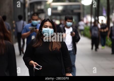 Manila, Philippinen - Februar 3, 2020: Philippinische Frau auf der Straße trägt Maske gegen Virus Stockfoto