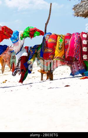 Bunte Textilien am Strand Stockfoto