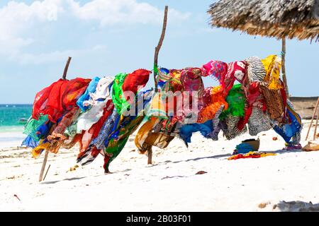 Bunte Textilien am Strand Stockfoto