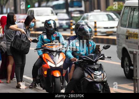 Manila, Philippinen - Februar 3, 2020: Motorradfahrer pendeln im Verkehr auf den Straßen von Makati Stockfoto