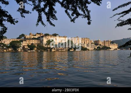 Panoramaaufnahme über den Pichola-See auf den Stadtpalast und den Taj Fateh Prakash Palast von Udaipur, Rajasthan, Indien Stockfoto