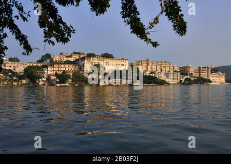 Panoramaaufnahme über den Pichola-See auf den Stadtpalast und den Taj Fateh Prakash Palast von Udaipur, Rajasthan, Indien Stockfoto