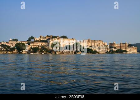 Panoramaaufnahme über den Pichola-See auf den Stadtpalast und den Taj Fateh Prakash Palast von Udaipur, Rajasthan, Indien Stockfoto