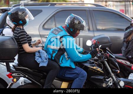 Manila, Philippinen - Februar 3, 2020: Motorradfahrer pendeln im Verkehr auf den Straßen von Makati Stockfoto