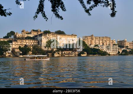 Panoramaaufnahme über den Pichola-See auf den Stadtpalast und den Taj Fateh Prakash Palast von Udaipur, Rajasthan, Indien Stockfoto