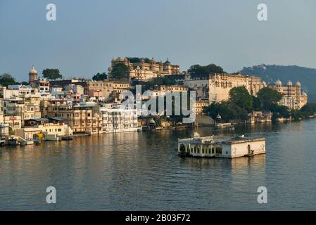 Panoramabild über den Pichola-See mit Gangaur Ghat, Stadtpalast und Taj Fateh Prakash Palace auf Udaipur, Rajasthan, Indien Stockfoto