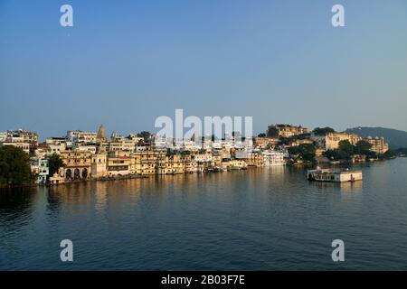 Panoramabild über den Pichola-See mit Gangaur Ghat, Stadtpalast und Taj Fateh Prakash Palace auf Udaipur, Rajasthan, Indien Stockfoto