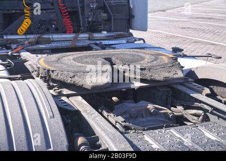 Ansicht des hinteren Teils des 18-Radfahrzeugs. Sichtbare Kupplungen des fünften Rads sind an einer Traktoreinheit angebracht, um sie mit dem Anhänger zu verbinden. Stockfoto