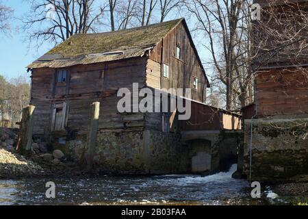 Eine alte, vernachlässigte Wassermühle. Frühe Frühlingslandschaft. Stockfoto