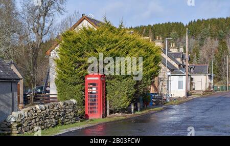 CARRON VILLAGE MORAY SCOTLAND EINE ROTE TELEFON-BOX ENTHÄLT SNACKS UND GETRÄNKE FÜR WANDERER AUF DEM SPEYSIDE WAY LONG DISTANCE TRAIL Stockfoto