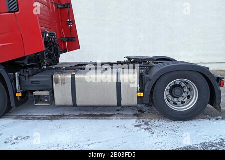 Ansicht des hinteren Teils des 18-Radfahrzeugs. Sichtbare Kupplungen des fünften Rads sind an einer Traktoreinheit angebracht, um sie mit dem Anhänger zu verbinden. Stockfoto