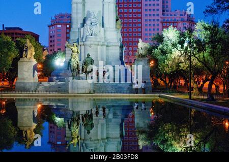 Cervantes Denkmal, Blick auf die Nacht. Plaza de España, Madrid, Spanien. Stockfoto