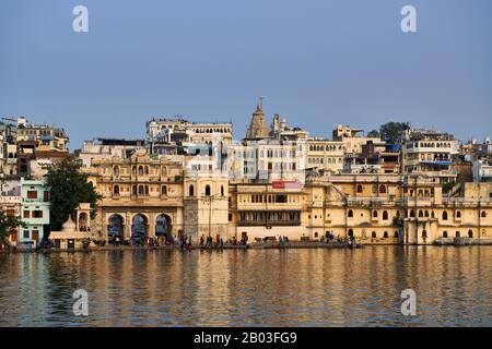 Panoramabild über den Pichola-See mit Gangaur Ghat auf Udaipur, Rajasthan, Indien Stockfoto