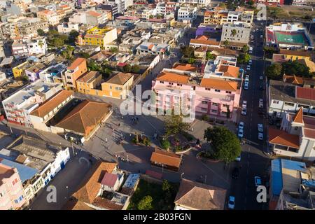 Luftbild der Stadt Assomada im Distrikt Santa Catarina auf der Insel Santiago in Kap verde Stockfoto