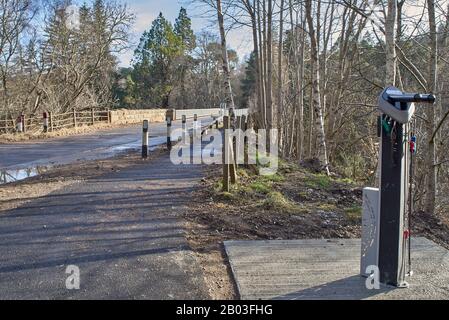 CARRON VILLAGE MORAY SCOTLAND BIKE- ODER FAHRRADREPARATURSTATION IN DER NÄHE DER CARRON ROAD BRIDGE ENTLANG DES SPAYSIDE TRAIL Stockfoto