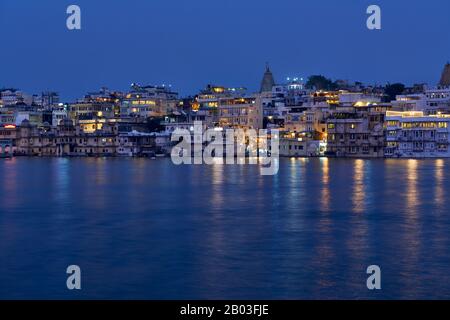 Im Morgengrauen mit Panoramaaufnahme mit Gangaur Ghat über den Pichola-See auf Udaipur, Rajasthan Stockfoto