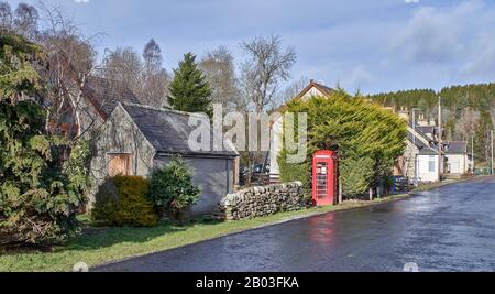 CARRON VILLAGE MORAY SCOTLAND RED TELEPHONE BOX ENTHÄLT SNACKS UND GETRÄNKE FÜR WANDERER AUF DEM SPEYSIDE WAY LONG DISTANCE TRAIL Stockfoto