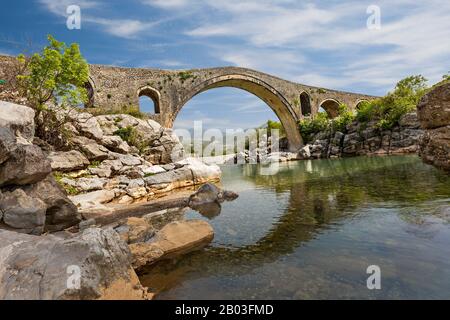 Historische Mesi-Brücke in der Nähe der Stadt Shkoder in Albanien Stockfoto