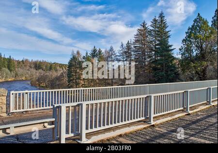 CARRON VILLAGE MORAY SCOTLAND DIE EINZIGARTIGE CARRON ROAD UND DIE ALTE EISENBAHNBRÜCKE MIT BLICK AUF DEN FLUSS SPEY Stockfoto