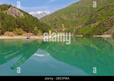 Komani Lake im Tal der Valbone in Albanien Stockfoto