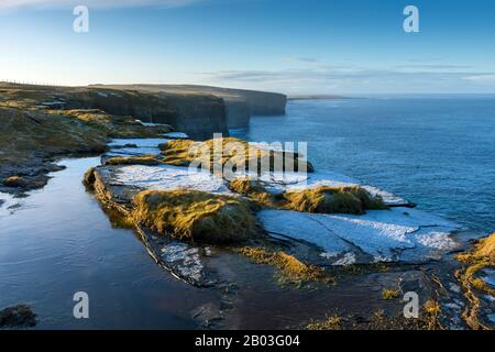 Frost bedeckte Felsplatten auf der Klippe in der Nähe von Holborn Head, Scrabster, in der Nähe von Thurso, Caithness, Schottland, Großbritannien. Stockfoto