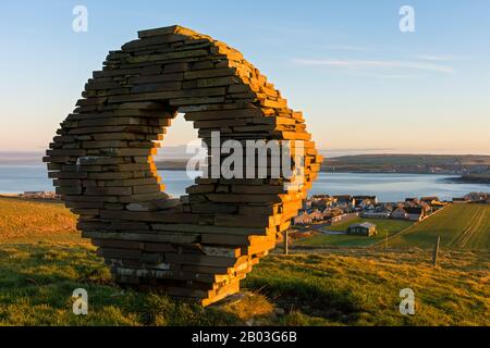 Rockskulptur, lokal bekannt als "Polo", in Scrabster, in der Nähe von Thurso, Caithness, Schottland, Großbritannien. Künstler unbekannt. Stockfoto