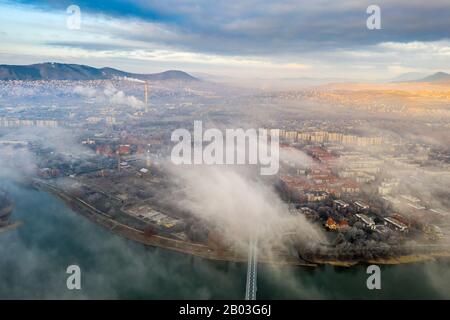 Budapest, Ungarn - Sonnenaufgang über den Wolken im Bezirk Bekasmegyer und Buda-Hügel im Hintergrund zur Winterzeit Stockfoto