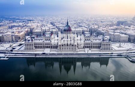 Budapest, Ungarn - Blick Auf das schneebedeckte Parlament Ungarns und die Skyline von Pest zur Winterzeit Stockfoto