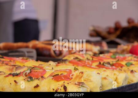 Shawrma in Pita Brot wird auf dem fest der Straßennahrung mit Copyspace arabischer Küche mit Grüns und Gemüse bestreut Stockfoto