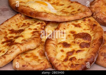 Khachapuri auf der Adzharian Georgian Cuisine Street Food Stockfoto
