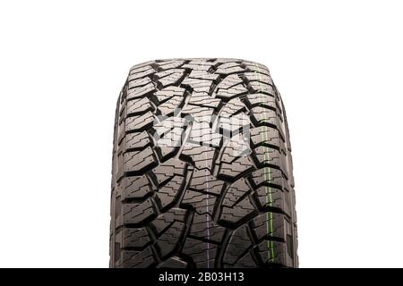 Geländereifen mit Matsch für Geländewagen auf weißem Hintergrund in der Nähe des Rads, die Lauffläche ist deutlich sichtbar. Isolieren. Stockfoto