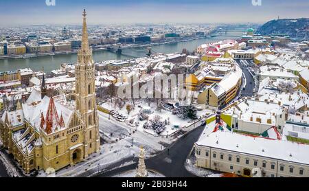 Budapest, Ungarn - Panoramaaussicht auf das verschneite Buda-Viertel mit der Matthias Kirche, dem Königspalast der Burg Buda, der Szechenyi-Kettenbrücke und der Statue Stockfoto