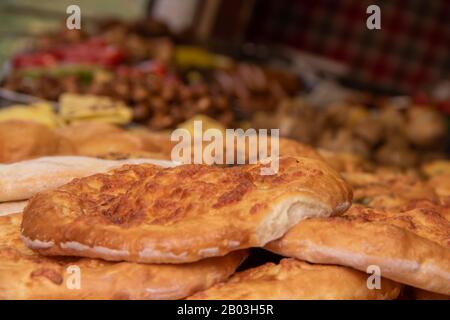 Georgisches Khachapuri megruli mit Käse auf der Straße unter warmer Sonne Stockfoto