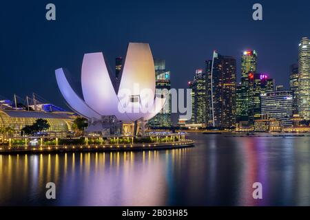 Blick auf die Skyline von Singapur während der Nacht. Im Bild die Marina Bay und die Art Science Muse Stockfoto