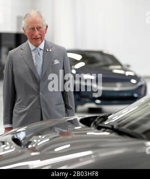 Der Prince of Wales während eines Besuchs, das National Automotive Innovation Center (NAIC) in Coventry im Rahmen seiner Tour durch Warwickshire und die West Midlands offiziell zu eröffnen. Stockfoto