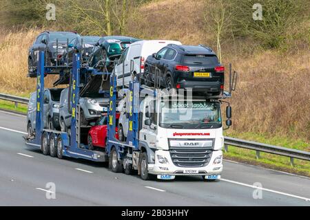 Autotransporter; Glasgow Car Movers; Transportfahrzeuge, Lastwagen, Transport, LKW, Frachtführer, DAF-Fahrzeug, Transportindustrie, M61 in Manchester, Großbritannien Stockfoto
