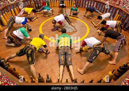 Männer, die traditionelle Art und Weise ausüben, die als "Zürkhaneh" bekannt sind. Es ist ein traditionelles iranisches System der Leichtathletik, das ursprünglich zur Ausbildung von Kriegern verwendet wurde, Yazd, Iran Stockfoto