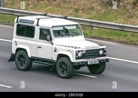 2008 weiß Land Rover Defender 90 County SW SWB; UK Fahrzeugverkehr, Straßentransport, moderne Fahrzeuge, Limousinen, Autofahren, Straßen, Motoren, Autofahren in südlicher Richtung auf der Autobahn M61 Stockfoto