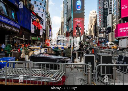 New York City, USA - 6. Juni 2019: Auf der Straße am Times Square wird eine Bühne für ein kostenloses öffentliches Außenkonzert errichtet Stockfoto