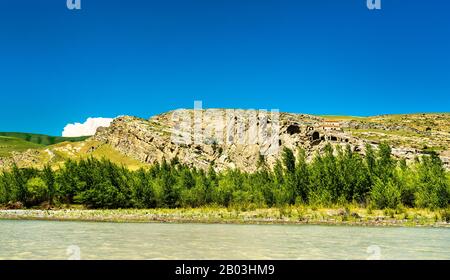 Uplistsikhe auf einer Bank der Kura, einer alten Felsen gehauene Stadt in Georgien Stockfoto