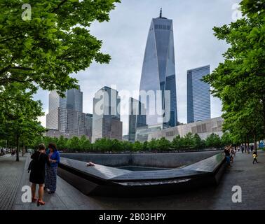 New York, USA - 7. Juni 2019: Ebenerdig Blick auf die Gedenkstätte vom 11. September, die einen der beiden Wasserfälle und Namen der Opfer im Vorraum umfasst Stockfoto