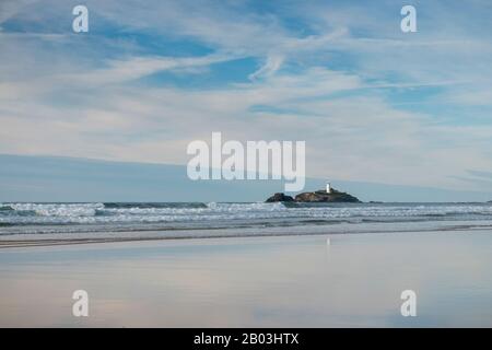 Godrevy Lighthouse auf seiner felsigen Insel vor dem Strand von Gwithian, Cornwall. Stockfoto