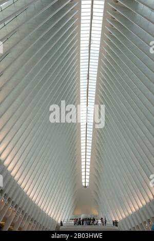 Manhattan, New York City, USA - 7. Juni 2019: Vertikale Deckendetails im Innenraum des Oculus, dem Herzstück Des World Trade Center Transportation Stockfoto