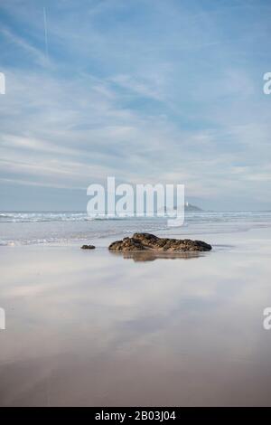 Felsvorsprung, der von der Flut am Strand von Gwithian Sands, Cornwall, ausgesetzt wurde. Stockfoto