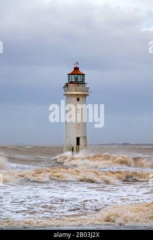 Raue Meere auf dem Fluss Mersey im Fort Perch Rock Lighthouse New Brighton während Storm Ciara. Stockfoto