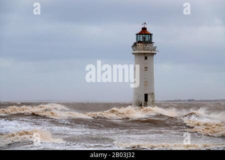 Raue Meere auf dem Fluss Mersey im Fort Perch Rock Lighthouse New Brighton während Storm Ciara. Stockfoto