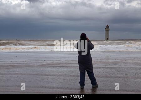 Machen Sie ein Foto von Fort Perch Lighthouse in New Brighton Wallasey während Storm Ciara Stockfoto